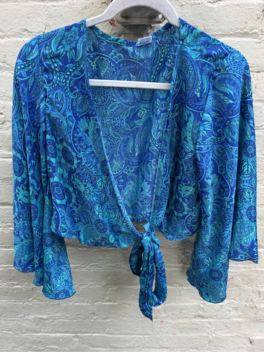 Gorgeous silk Paisley Tie-Front open top excellent condition